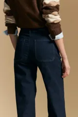 Jean wide leg de tiro medio color negro, confeccionado en denim cotton spandex.