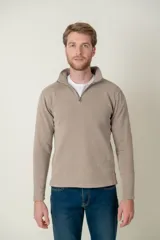 Sweater color beige de algodón con cuello alto y medio cierre con cremallera.