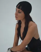 Casquete tejido de red color negro.