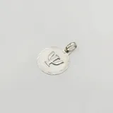 Dije redondo de plata 925 con el símbolo de psicología en el centro.