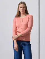 Cardigan tejido en hilado fino, color rosado, con escote redondo y cierre frontal con botones.