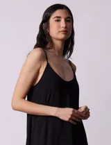 Vestido midi negro de crepe con breteles finos regulables y escote redondo.