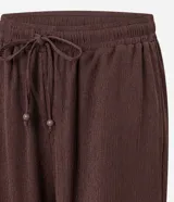Pantalón recto de mujer color verde militar, con cintura elástica y lazo funcional para ajustar. Confeccionado en tejido texturizado.