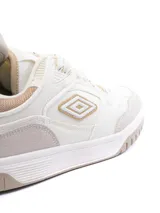 Championes Umbro modelo Shoots Lady, de estilo deportivo urbano, con combinaciones de colores pastel: blanco, rosa pálido, celeste y verde menta. Presentan el logo Umbro en el lateral.