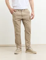 Pantalón largo color beige, de corte recto y estilo casual.