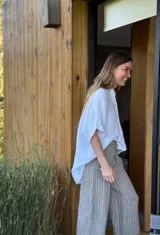 Camisa blanca de lino italiano con botones de nácar, corte holgado y mangas cortas.