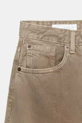 Jeans de tiro medio, estilo balloon baggy, color gris oscuro lavado. Presenta pierna muy ancha y largo completo, con aberturas sutiles en los bajos.