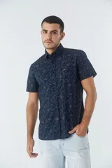 Camisa de hombre de algodón color beige con estampado de hojas, corte slim, manga corta, cartera abotonada y logo bordado.