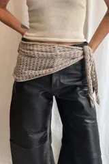 Bandana tejida a crochet color beige, con diseño calado y terminaciones con flecos.