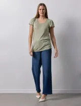 Remera azul de modal, marca French Loundry. Manga corta con detalle de puntilla.