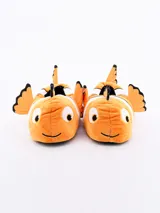 Pantuflas de peluche con forma de pez payaso naranja con rayas blancas y detalles en negro.