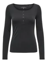 Camiseta negra de manga larga con cuello redondo y botones.