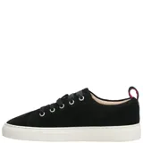 Zapatillas bajas color verde oliva, de cuero descarne, con cordones de cinta al tono y suela blanca.