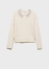 Sweater color crema de tejido de punto con cuello polo y detalle de strass.