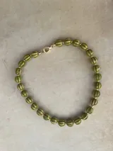 Collar corto de múltiples hilos con cuentas de cerámica esmaltada de colores y detalles dorados.
