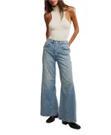 Pantalón de jean celeste claro, de corte holgado y pierna acampanada.