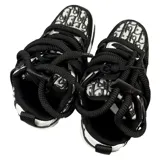 Zapatillas de skate negras con estampado de logos en blanco y gris, cordones gruesos negros, suela blanca y detalles en ecocuero.