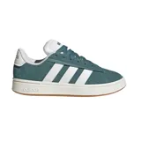 Championes Adidas Grand Court Alpha color verde azulado con las tres tiras blancas, capellada de cuero sintético y suela de caucho color caramelo.