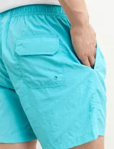 Short de baño azul con cintura elástica y cordón ajustable.