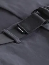 Pantalón chino de corte slim color gris, con cinturón negro con hebilla metálica con el logo de la marca. Confeccionado con al menos un 50% de algodón orgánico certificado.