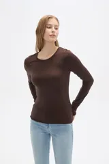 Remera color gris de lyocell, de manga larga, corte ajustado y cuello redondo.