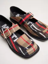 Zapato guillermina negro de cuero con punta cuadrada, correa fina regulable con hebilla color bronce y taco de 4cm.