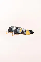 Sandalias planas con tiras de terciopelo de seda, seda flocada y glitter en colores negro, amarillo y animal print.