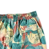 Short de baño para hombre con estampado de hojas en tonos celeste, verde, beige y coral. Tiene elástico en la cintura, tres bolsillos (dos laterales y uno trasero), tela con 10% spandex de secado rápido con doble costura de seguridad e interior con mesh hipoalergénico.