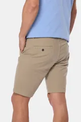 Bermuda clásica color beige confeccionada en algodón con elasticidad, con bolsillos laterales y detalle en bolsillo trasero.
