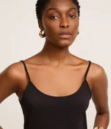 Blusa de bretel fino confeccionada en malla de algodón peruano, con escote redondo y sin estampa.