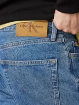 Buzo negro de cuello redondo, marca Calvin Klein Jeans. Presenta el logo de la marca estampado en el pecho.