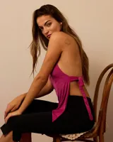 Top asimétrico fucsia de seda fría doble, con un solo hombro y espalda descubierta con tiras del mismo género.