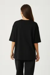 Remera verde oliva de algodón con cuello redondo y estampado de langosta y palmera en color rosa.