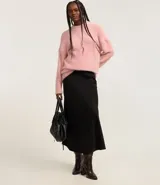 Suéter marrón de punto con cuello redondo y mangas largas ajustadas. Diseño slim alargado con efecto de pelitos.