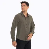 Camisa manga larga color verde oliva, confeccionada en poliéster y spandex. Cuenta con cuello camisero, cierre con botones, bolsillo en el pecho y protección solar UPF 50+.
