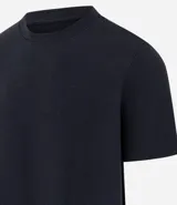 Remera de algodón blanca de corte slim, con cuello redondo, mangas cortas y textura acanalada.