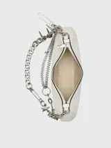 Bolso de hombro blanco de cuero sintético con cadena plateada y dije de estrella.