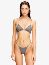 Bralette gris de microfibra suave con tirantes ajustables y placa Oval D de Diesel uniendo las copas.