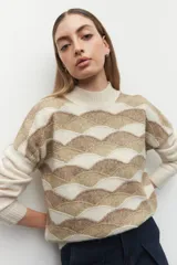 Polera de diseño geométrico en tonos neutros, con textura suave y cuello alto.