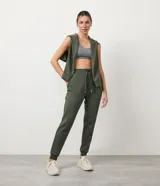 Pantalón jogger deportivo color verde militar, con cintura elástica, cordón ajustable y bolsillos laterales. Confeccionado en modal, con puños ajustados.