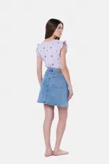 Minifalda de jean azul oscuro con spandex.