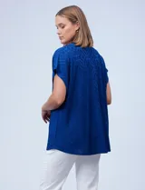 Blusa labrada color naranja de corte amplio con escote en V, marca Rio & Rian.