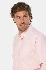 Camisa azul marino de manga larga con bolsillo en el pecho, confeccionada en algodón.