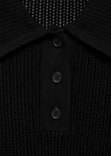 Jersey de punto calado color negro, con cuello polo, manga corta y cierre de botones en el cuello.