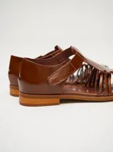 Sandalias de cuero azul con diseño semi-abierto y tiras tipo gladiador. Cierre con velcro y forro interior de cuero de chancho. Calzan chico.