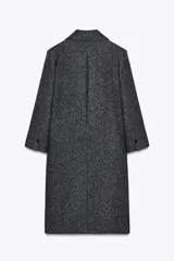 Abrigo oversize de Zara Woman Collection confeccionado en mezcla de lana. Tiene cuello solapa de muescas, manga larga, bolsillos de vivo en delantero, detalle de pliegue en espalda, forro interior combinado a contraste y cierre frontal cruzado con botones interiores.