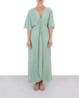 Vestido largo color verde agua, estilo kaftan, con escote en V, mangas cortas amplias y corte evasé.