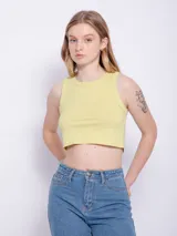 Top sin mangas de textura acanalada y brillante, color amarillo, ideal para looks de noche.
