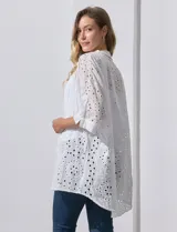 Cardigan blanco con calados tipo broderie, de manga 3/4 amplia.