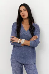 Sweater de tejido de punto azul con brillo metálico, escote en V y manga larga.